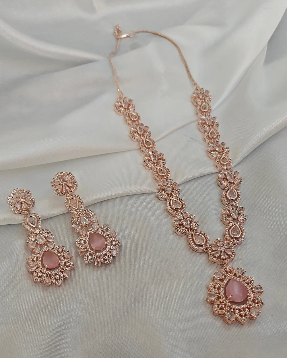 Rose romance Rosegold necklace
